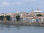 2360.Blick vom Ufer der Rhone auf Arles-Provence